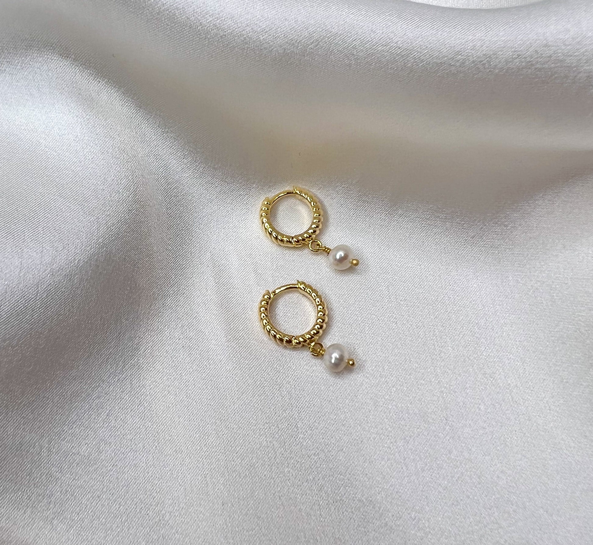 twist pattern gold huggie with freshwater pearl drop charm