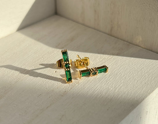emerald green gemstone bar stud earrings. emerald studs. bar studs. emerald green and gold earrings