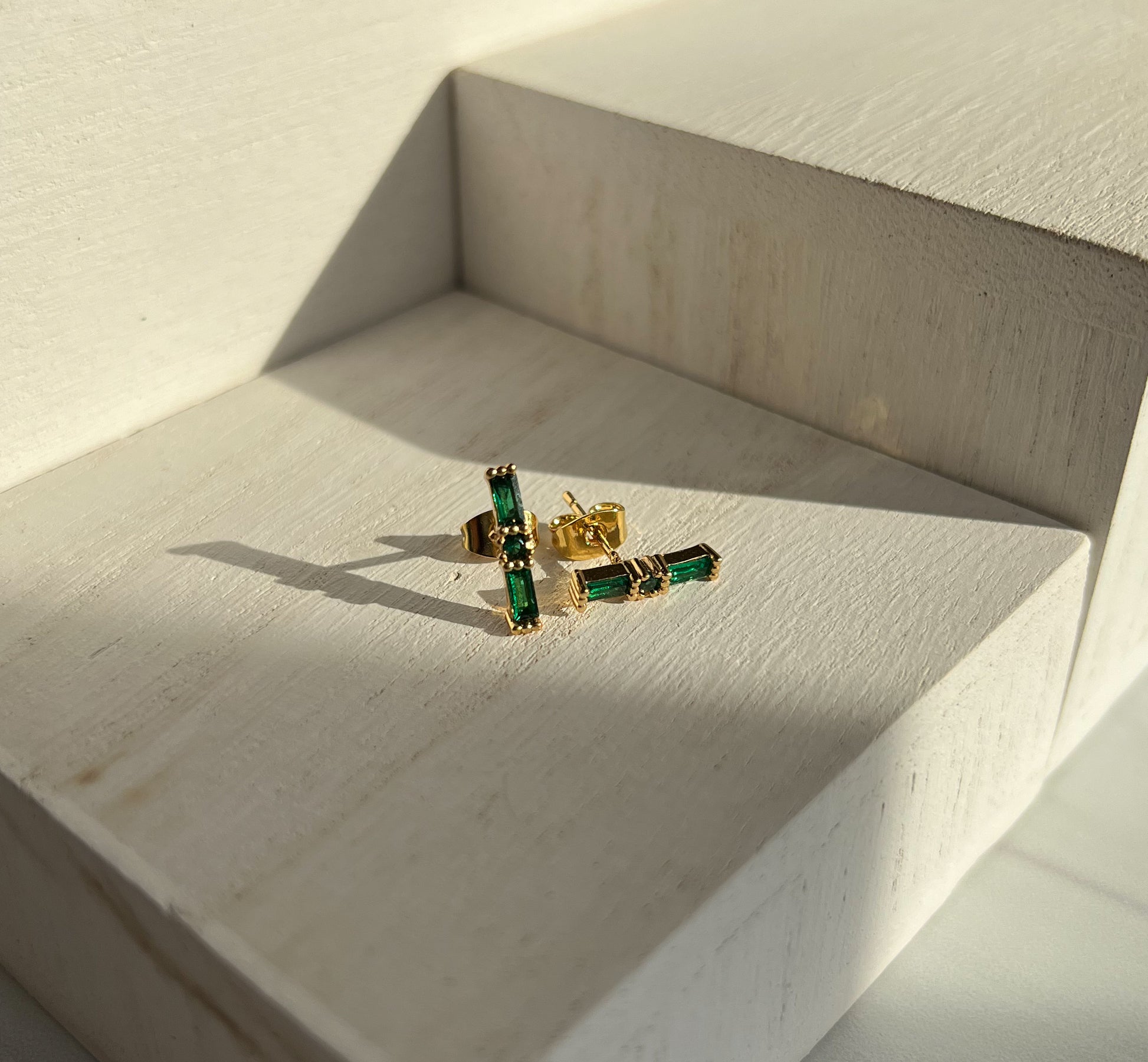 emerald green gemstone bar stud earrings. emerald studs. bar studs. emerald green and gold earrings