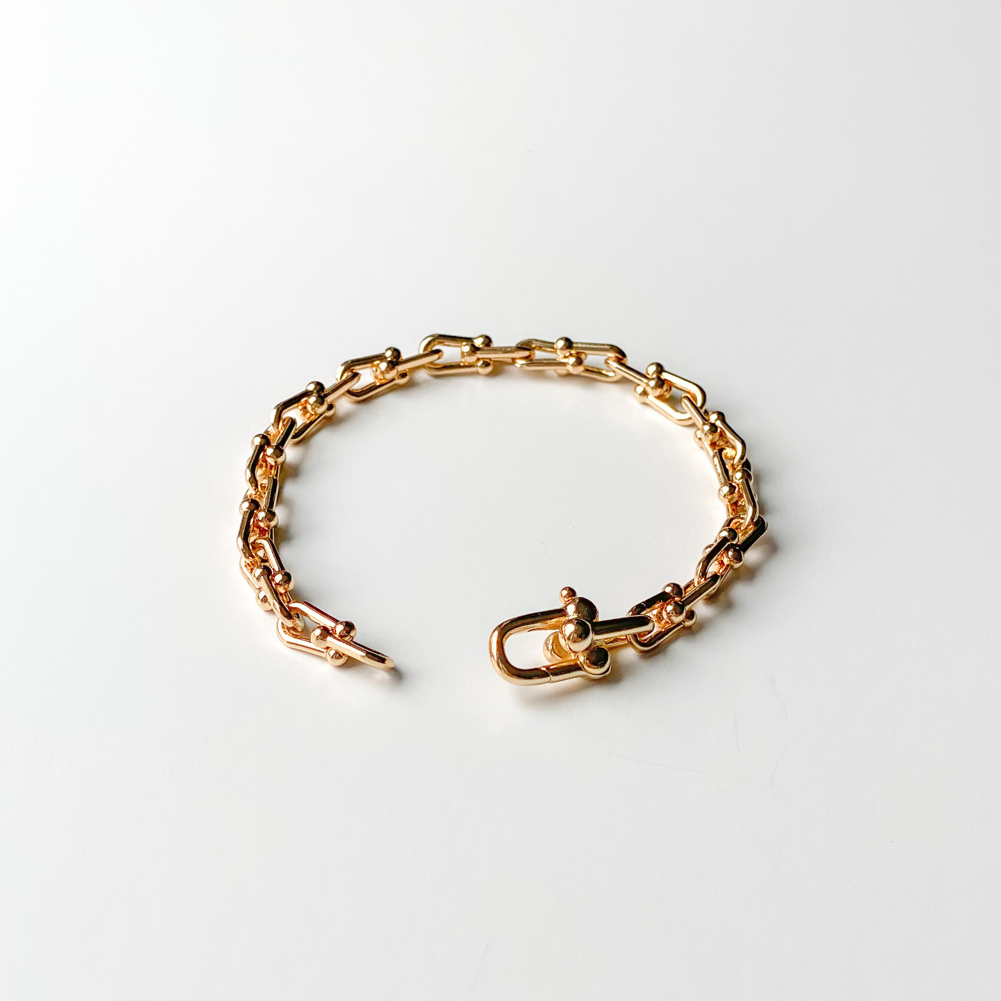 gold u link chain bracelet